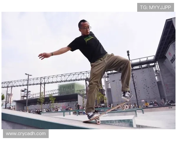 重庆极限运动队在滑板精英赛中以57分稳居积分榜首位